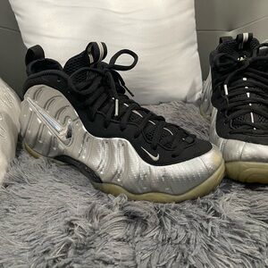 Nike Men's Athletic Shoes in Black and Silver